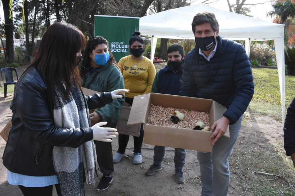 #Funes: Entregaron 900 pollitos para incentivar la producción agroecológica