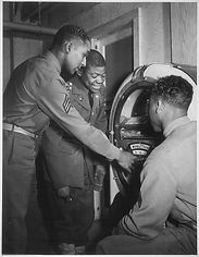 Soldiers_listening_to_a_jukebox,_ca._1941_-_ca._1945_-_NARA_-_535751.jpg