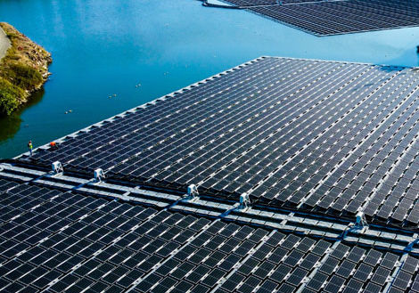27.000 Solar-Module: Größte schwimmende Solar-Anlage startet