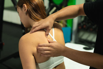 Quang Nguyen geeft een diepe weefsel massage