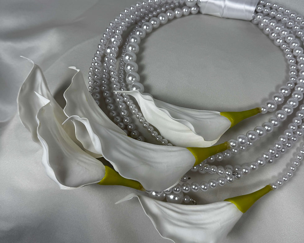 Miniatura: Side view of Amelyn bridal calla lily crescent bag showing half-moon shape