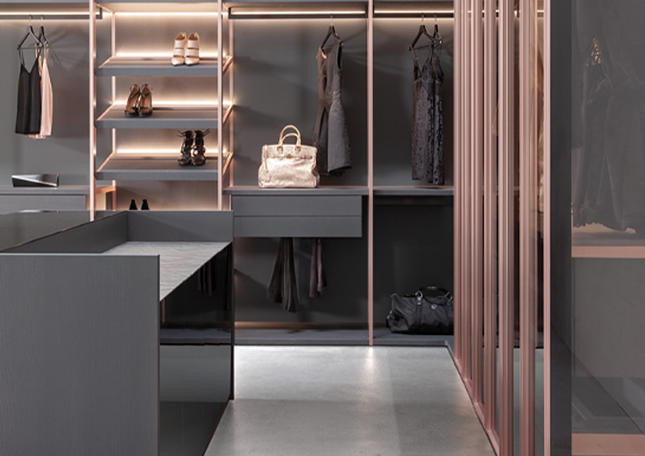 This luxurious walk-in closet features a robust and sophisticated
metal structure, ideal for combining functionality and style. The
design includes various organizational elements such as illuminated
shelves, hanging bars, and spacious drawers, all seamlessly
integrated into the metal framework.
Key features include LED-lit shelves providing clear visibility and a
modern touch, a metal structure ensuring durability and support for
all your clothing and accessories, spacious drawers and shelves for
optimal organization. Additionally, it features side profiles and glass
doors in a Rose Gold finish, shoe-shelves upholstered in Vintage
blue eco-leather, and back panels lacquered. Philadelphia