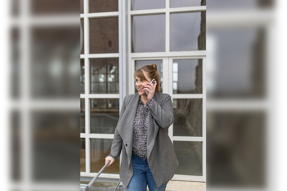 Sabrina Korber mit Handy