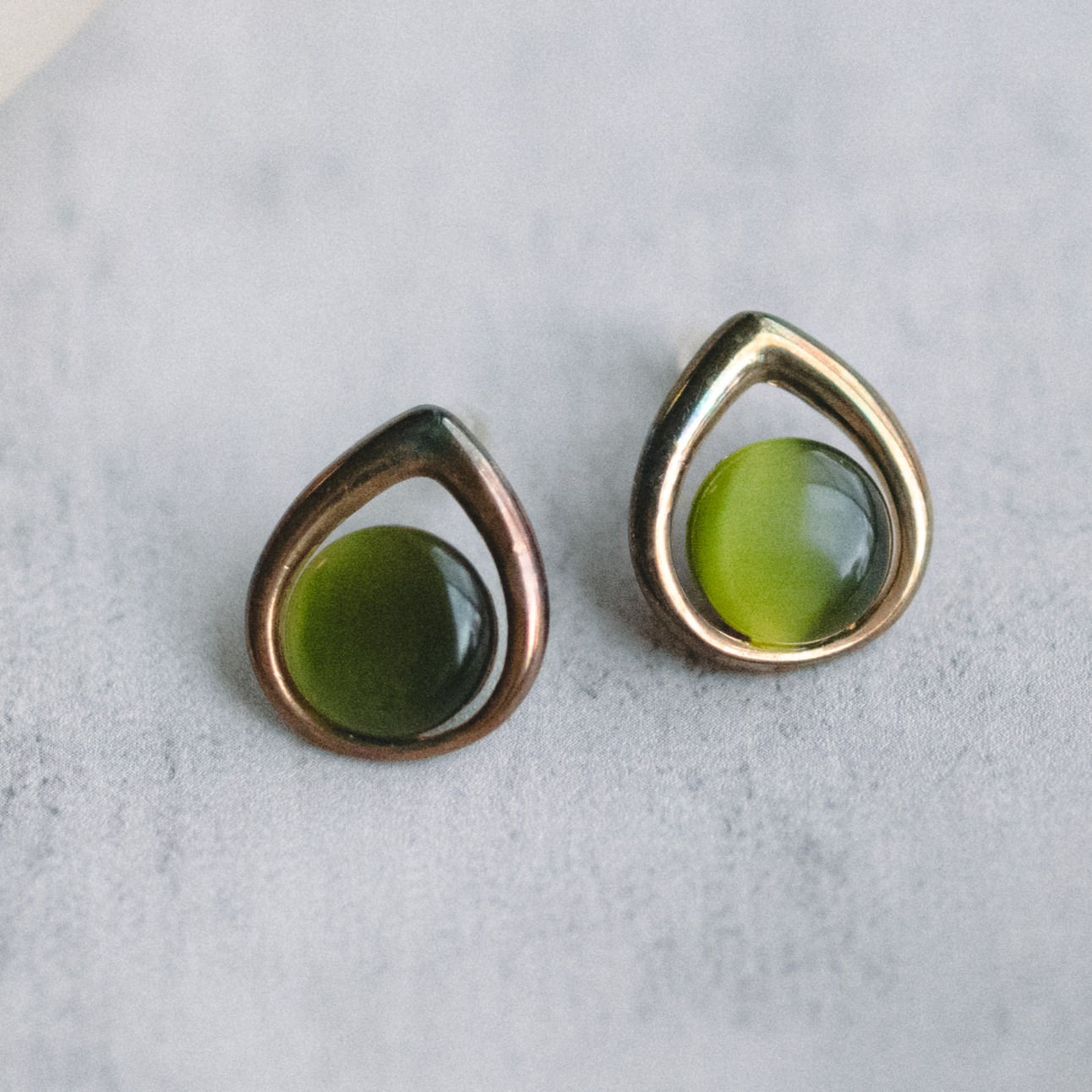 エルムグリーン カボション ドロップ ピアス