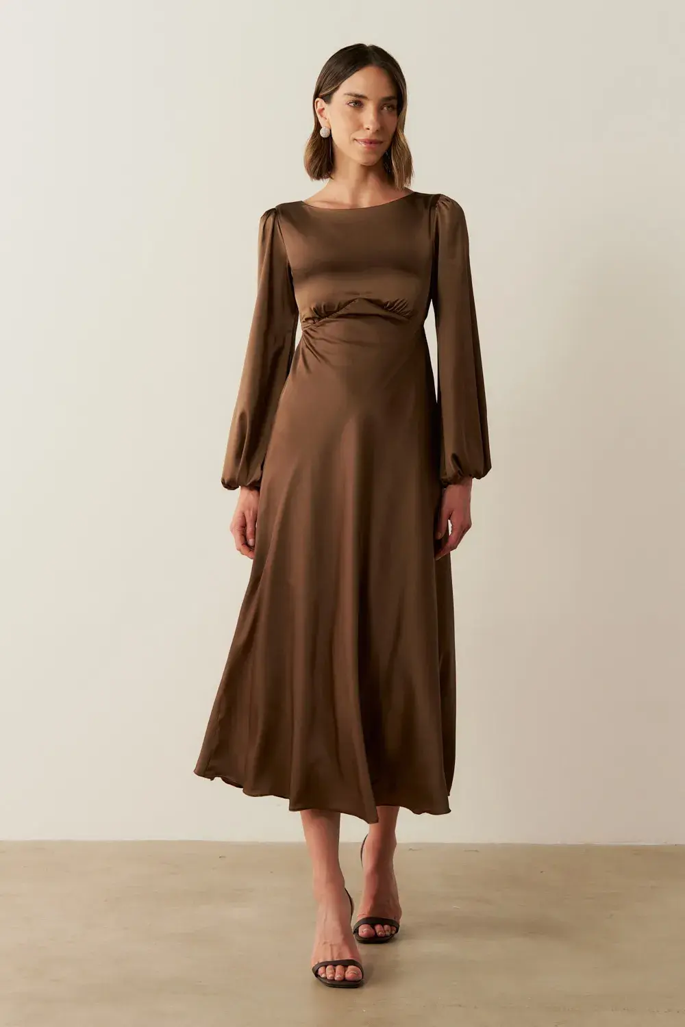 Vestido Midi em Cetim com Mangas Longas - Manila Marrom P