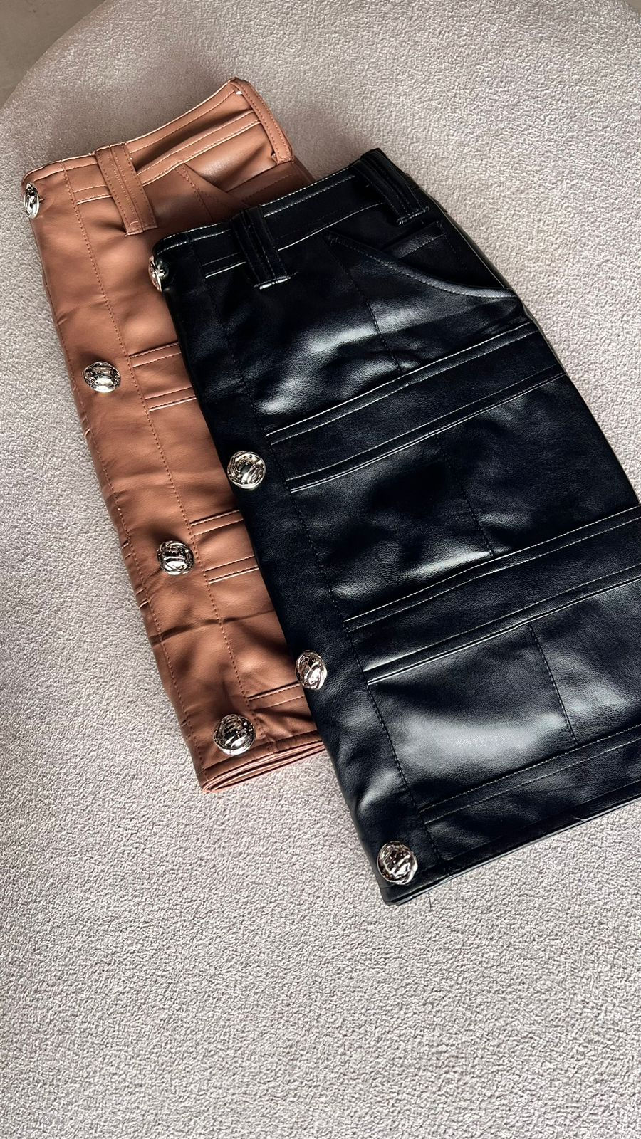 SAIA COURO BOTOES ARMANI