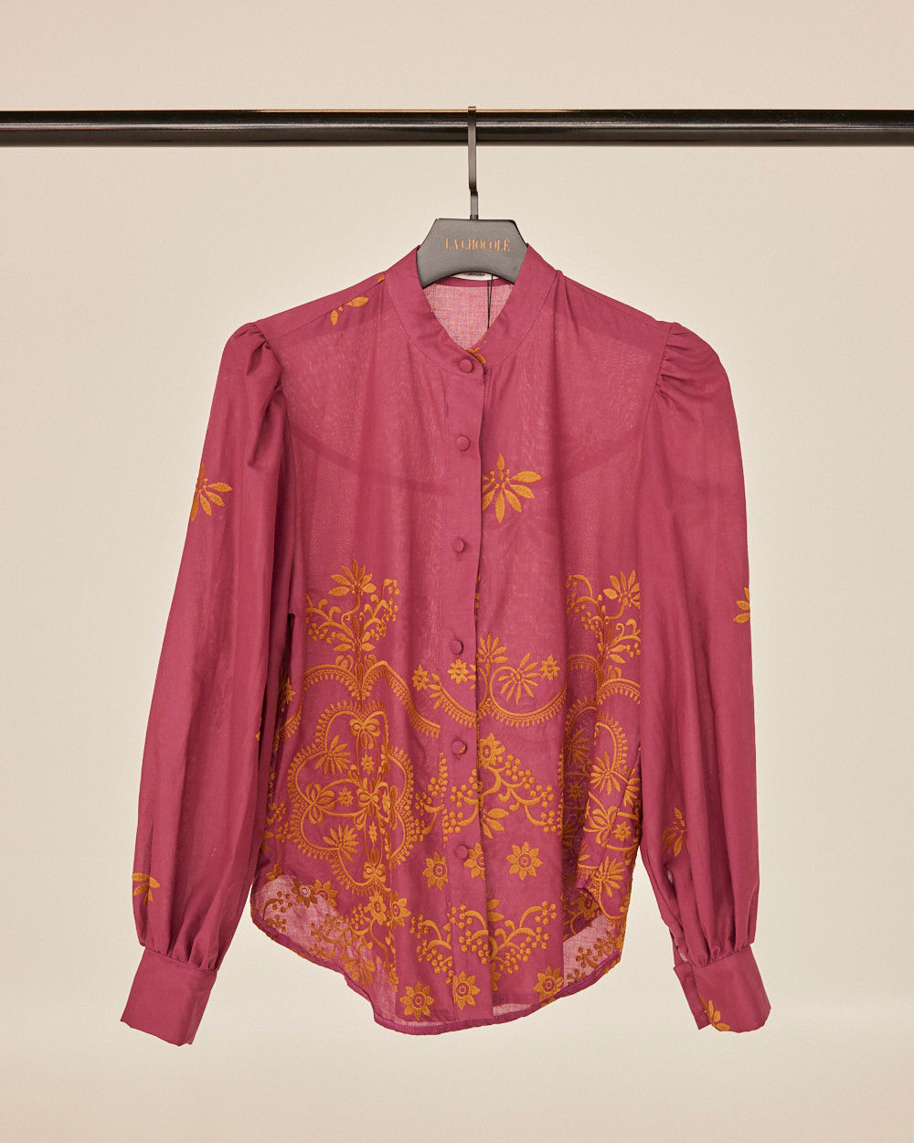 CAMISA BORDADA COM MANGA BUFANTE KOSTA CEREJA M