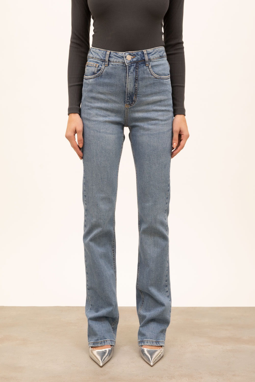 CALÇA JEANS COM BOLSO FRENTE 