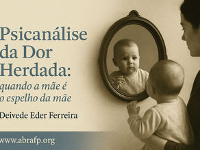 Mãe segurando um bebê envolto em tecido bege com sombras femininas ao fundo, simbolizando a dor herdada e o reflexo emocional entre gerações.