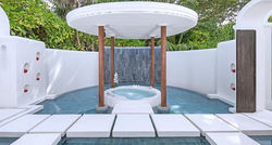 anantara_kihavah_one_two_bedroom_beach_pool_villa_master_bathroom_water-feature_880x475px.