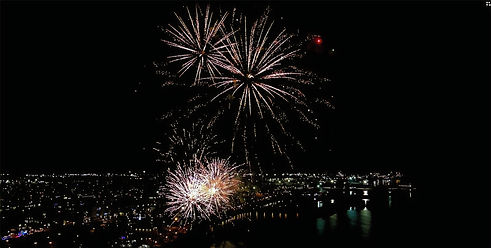 Feu d'artifice spectaculaire au-dessus d'une ville nocturne illuminée, Drone-Exploration.