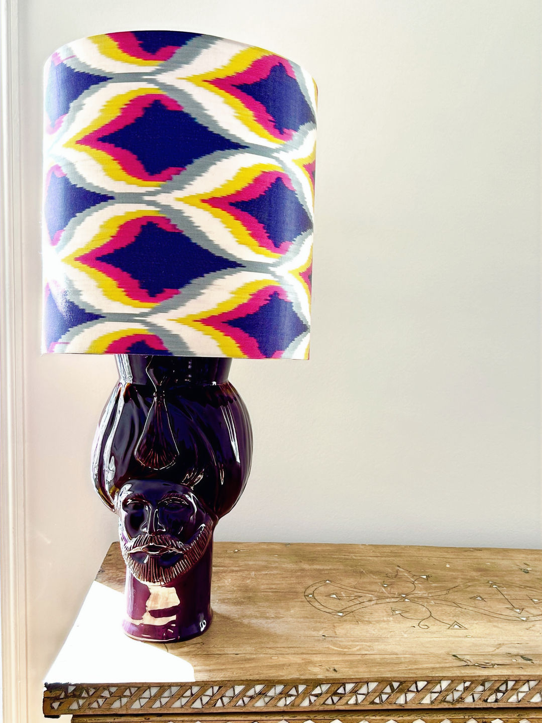 Vue d'ensemble de la lampe à poser Sultan Viulaci de la marque Empires avec son abat-jour en soie 2.