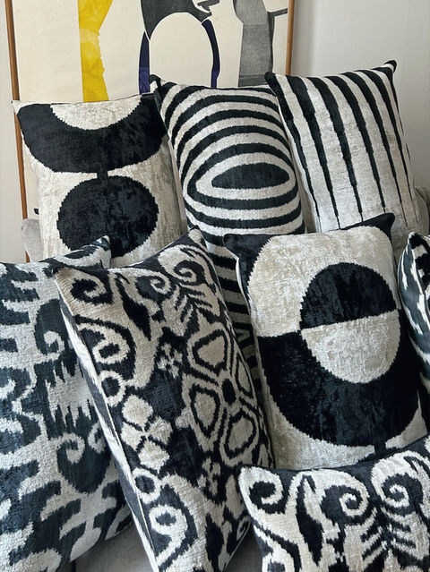 Collection "BLACK & WHITE" de housse de coussin en velours de soie ouzbèke par EMPIRES.