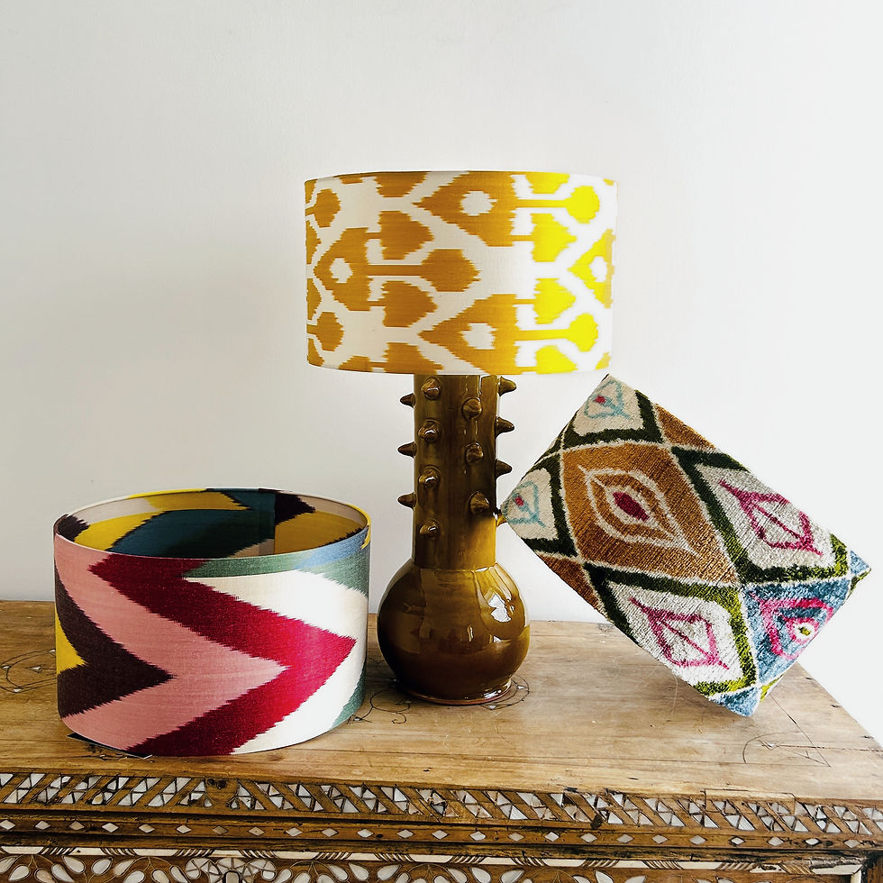 Vue d'ensemble de la lampe à poser Gilda Camel, de la marque Empires, avec ses 3 options d'abat-jours.