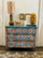 Vue d'ensemble de la commode peinte à la main Sevilla de la marque Empires