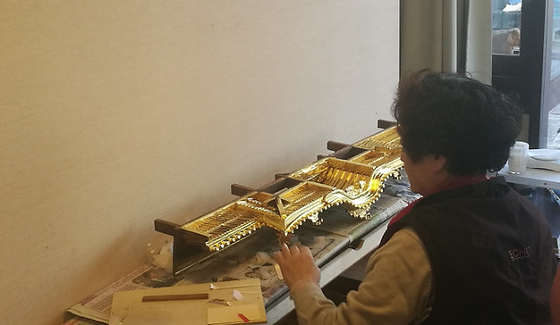 金箔貼り作業