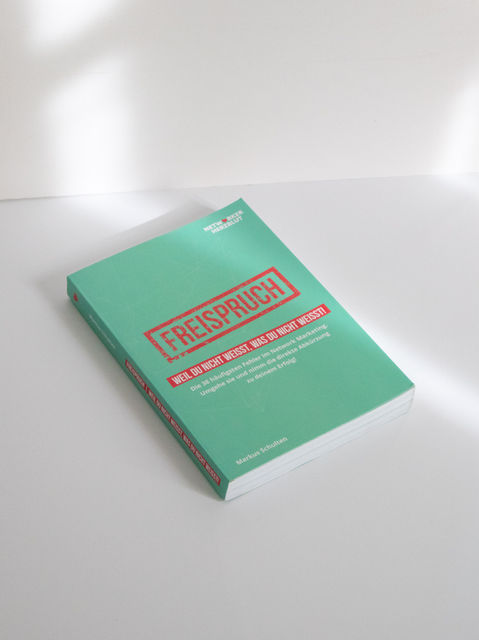 Das Buch „Freispruch – Networker Herzblut“ von Markus Schulten liegt auf einer weißen Fläche. Das Cover zeigt ein modernes, klares Buchdesign und steht für persönliche Entwicklung, Unternehmertum und authentisches Network Marketing mit Fokus auf Haltung, Motivation und Herzblut.
