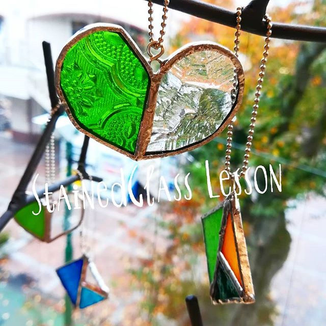 ステンドグラス教室_生徒さん作品__バザーに出品するためにステンドグラスストラップをたっくさん作られました💖これは手持ちのほんの一部。もっとたくさんのハートと四角、色とりど