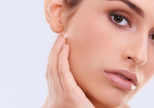 Tratamentele faciale profesionale oferă rezultate spectaculoase, piele mai curată, mai luminoasă, mai fermă și mai hidratată. Însă adevărata provocare începe după ce pleci din salon. Pentru ca efectele obținute în urma unei ședințe de curățare, oxigenoterapie, mezoterapie sau radiofrecvență să dureze, este esențial să îți adaptezi rutina zilnică și stilul de viață. Menținerea rezultatelor nu depinde doar de tratament, ci de consistența îngrijirii și de felul în care sprijini regenerarea naturală a pielii. Iată ce trebuie să știi. Respectă o rutină zilnică corectă de îngrijire După un tratament profesional, pielea este mai receptivă și mai curată, dar și mai sensibilă. O rutină zilnică corectă este esențială pentru menținerea echilibrului. Dimineața: Curățare delicată: folosește un gel sau o spumă blândă, fără alcool sau parfum. Tonifiere: restabilește pH-ul natural al pielii. Hidratare: alege o cremă lejeră, adaptată tipului tău de ten. Protecție solară: folosește zilnic o cremă