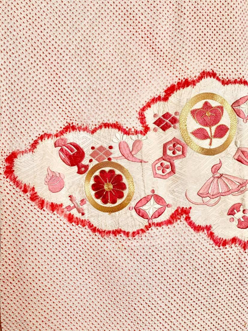 サムネイル： 雲取りに宝尽くしや梅文のピンクの絞りの振袖