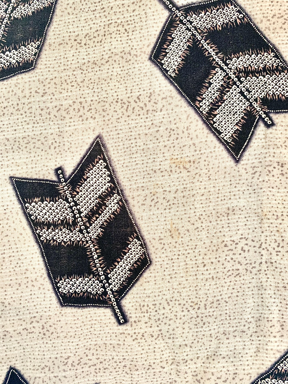 サムネイル： 矢羽根文様のベージュの男性襦袢