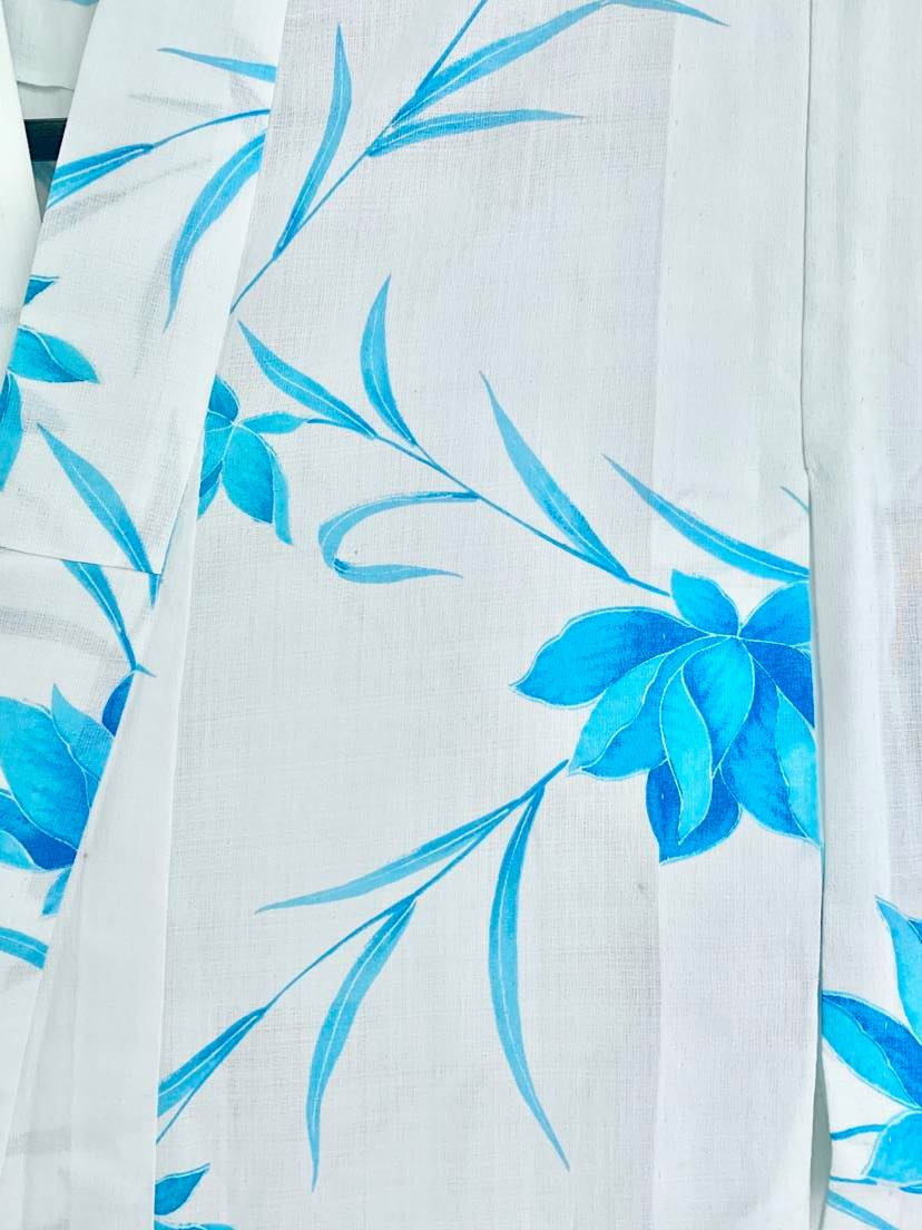 サムネイル： 水色の蓮文様の白い浴衣