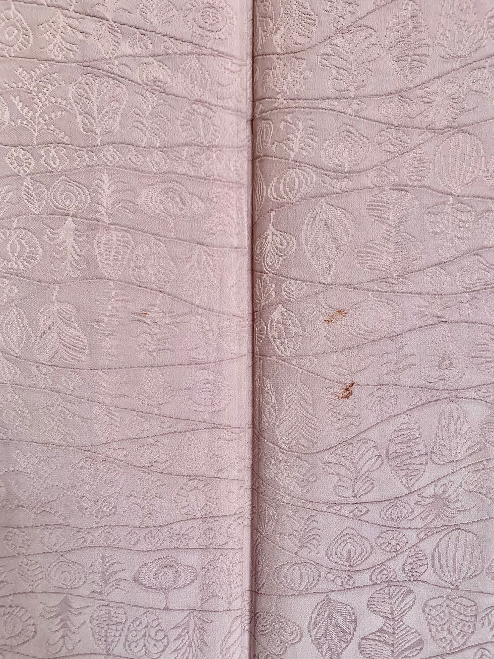 サムネイル： よろけ縞の中に植物模様の地紋のあずき色無地の着物