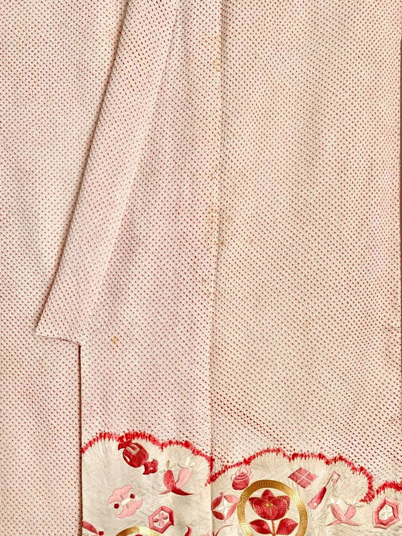 サムネイル： 雲取りに宝尽くしや梅文のピンクの絞りの振袖