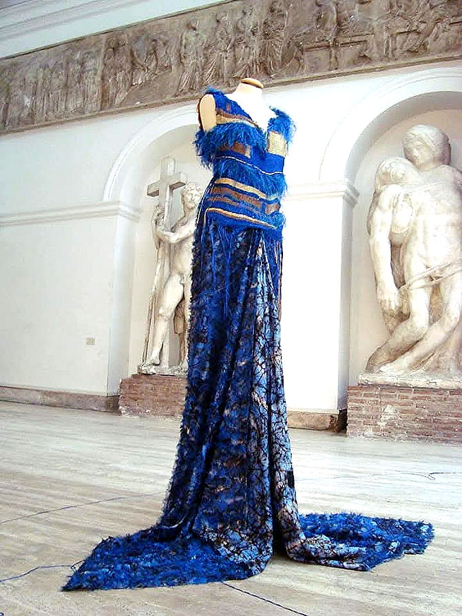 Robe bleu Robe bleue tissée intégrant des fils de soie, fusionnant textile et expérimentation visuelle.