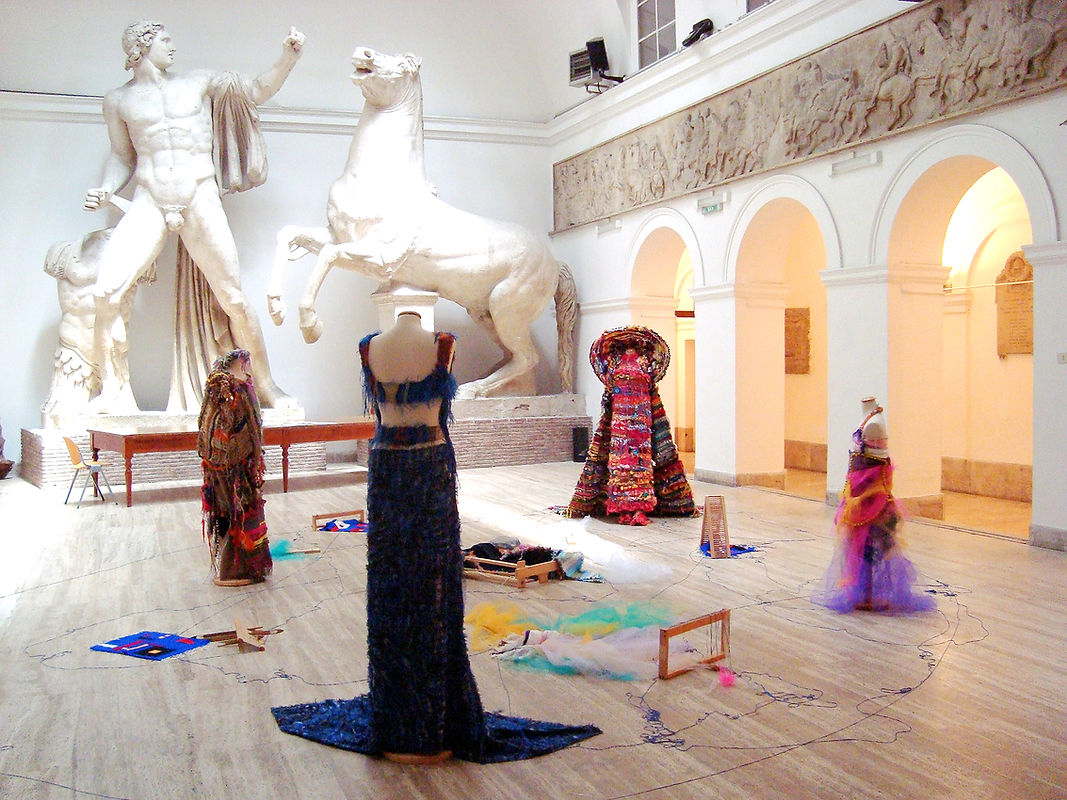 Vue de l’installation El Jardín del Chamán, un univers textile et performatif où les couleurs, les formes et le mouvement dia