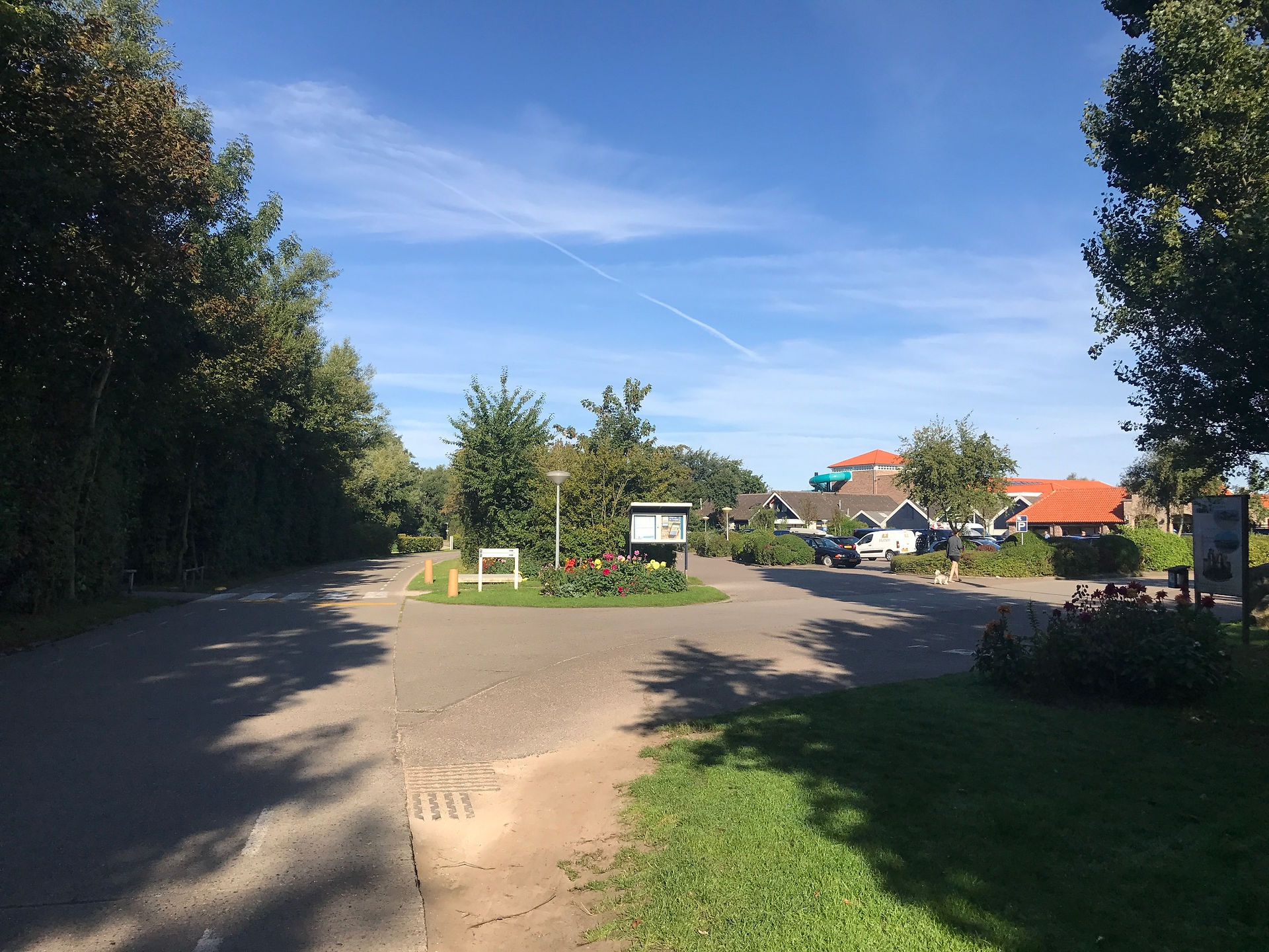 sehr breite Zufahrt