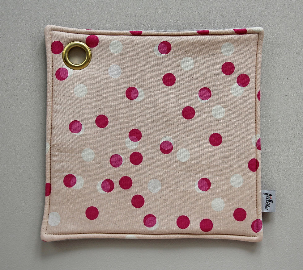 Rosa Topflappen mit Punkten