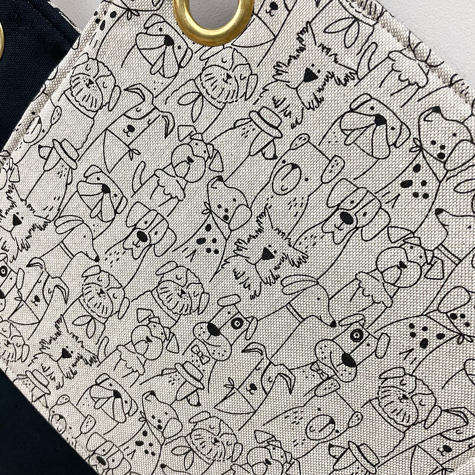 Miniaturbild: Beiger Topflappen mit schwarzen Hunden und Messingöse