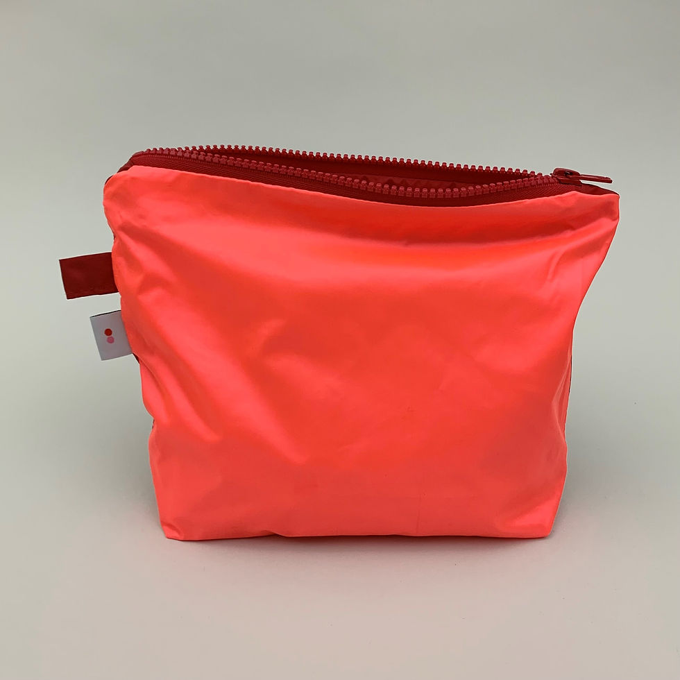 Miniaturbild: Eine Ultra Light MakeUp Tasche in Rot mit Karabiner