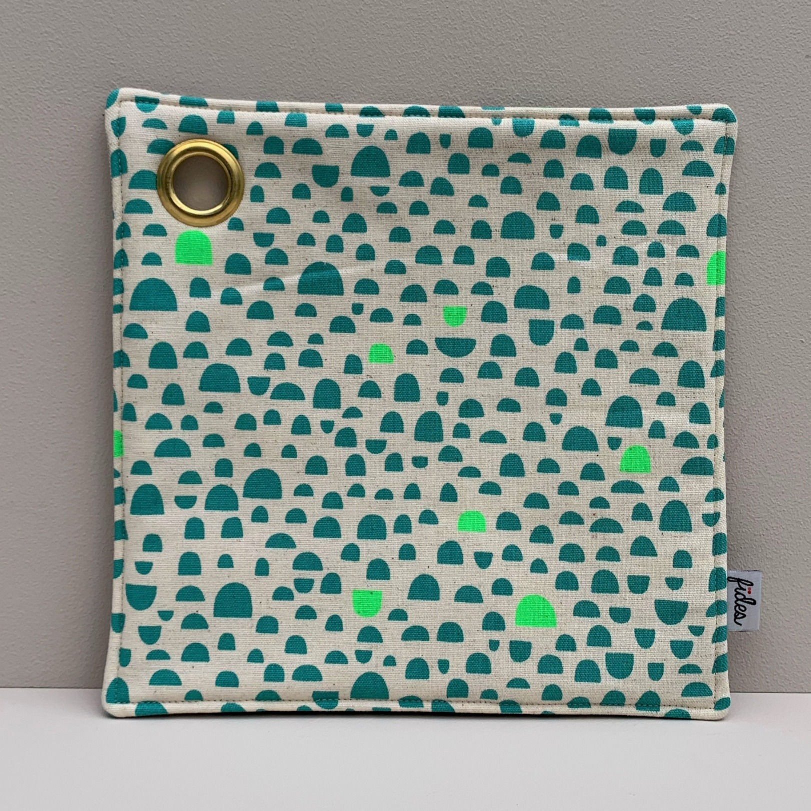 Quadratische Topflappen mit grünen Elementen