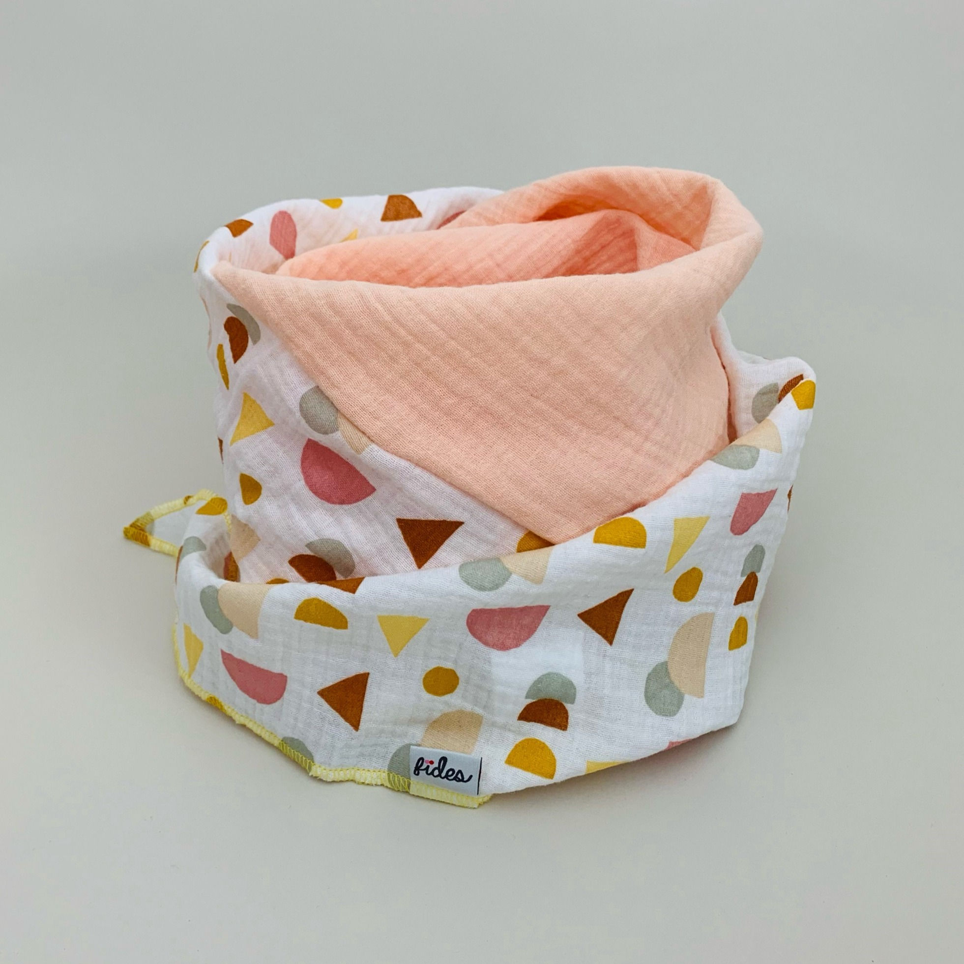 Helles Halstuch aus Musselin mit Pastellfarben