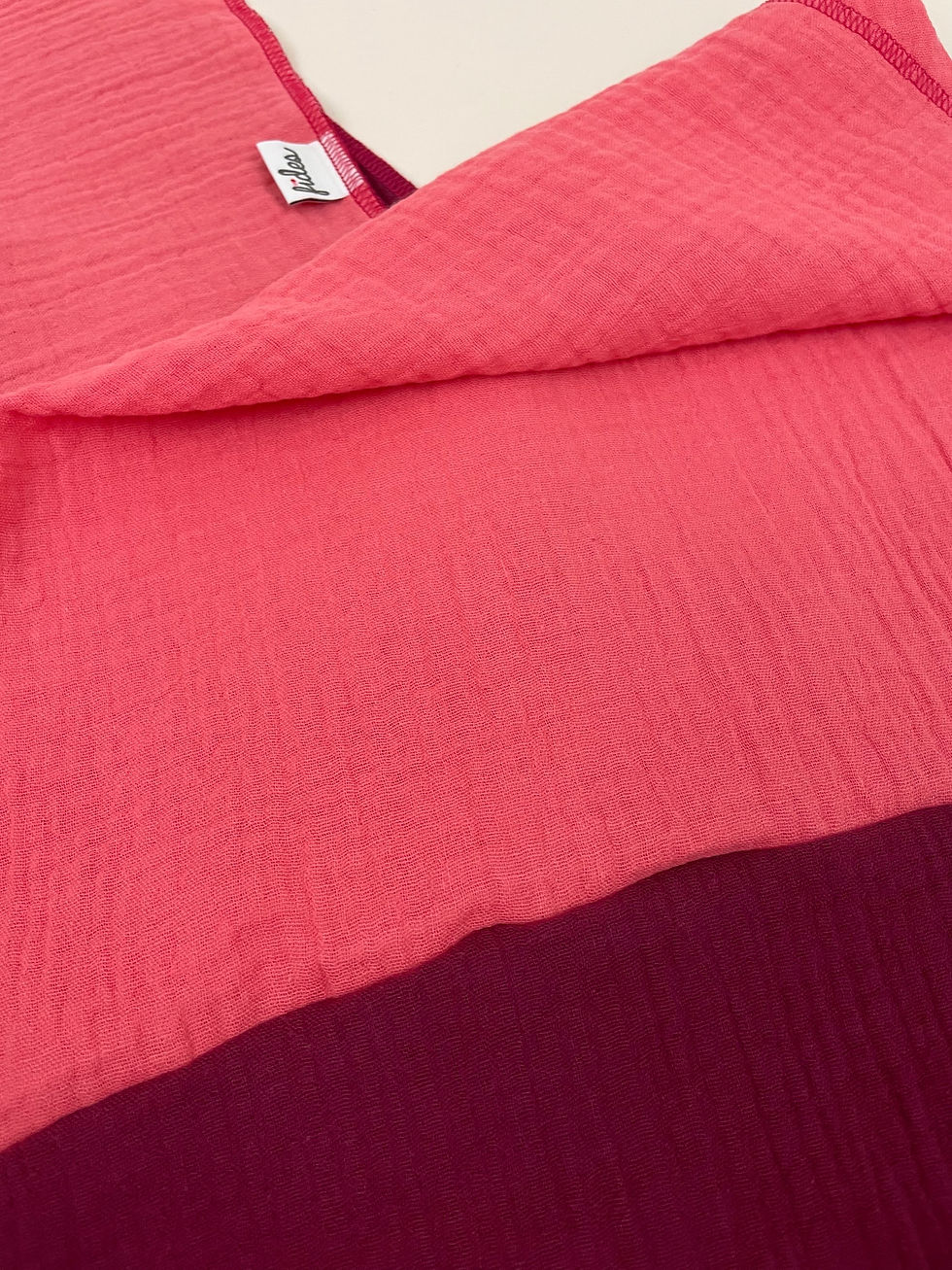 Miniaturbild: Ein Halstuch aus Musselin in Bordeaux und Coral