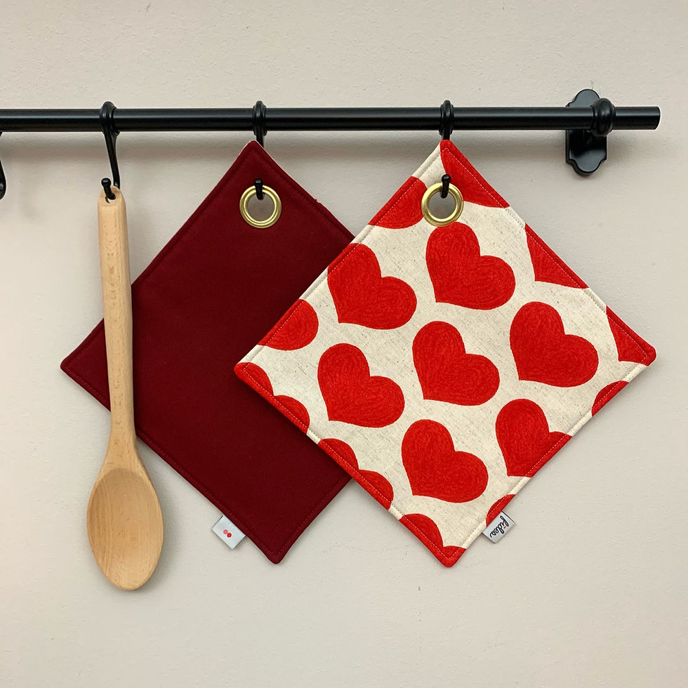 Leinen Topflappen mit roten Herzen