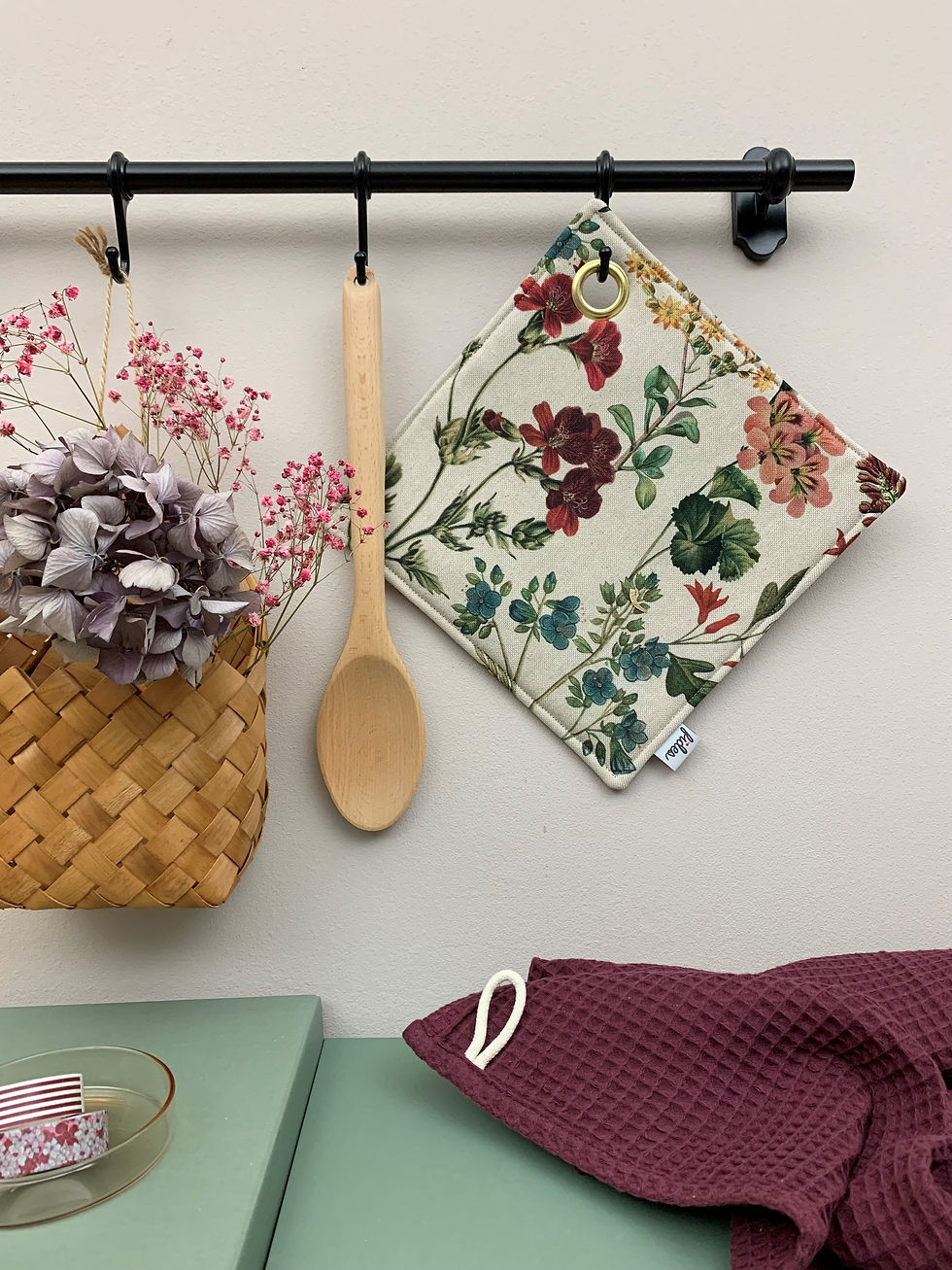 Miniaturbild: Beiger Topflappen mit Blumen und Messingöse