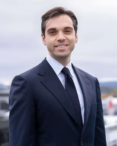 Motel Agency-Blogg headshot of a man in a suit