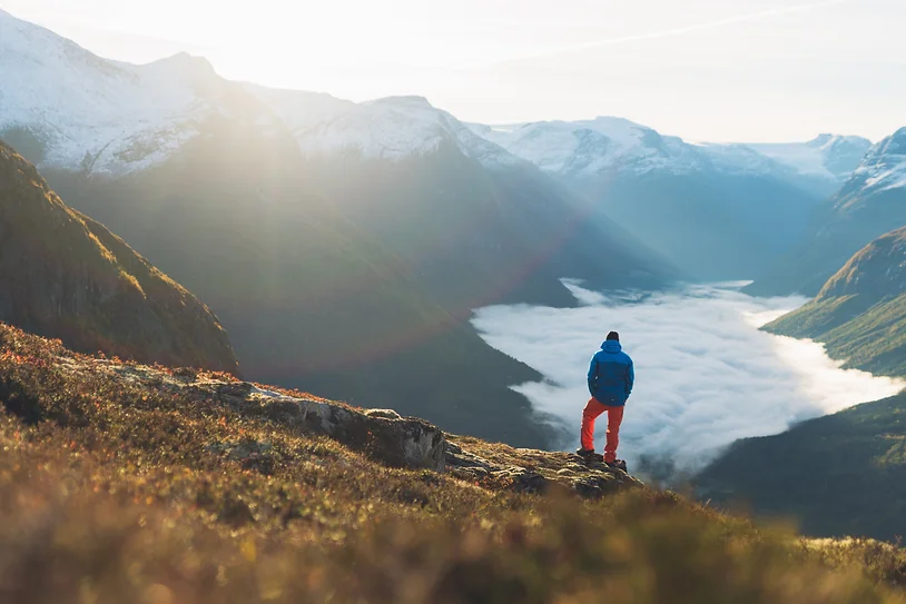 Motel Agency-Blogg view over norwegian mountains and a hiker out on the edge