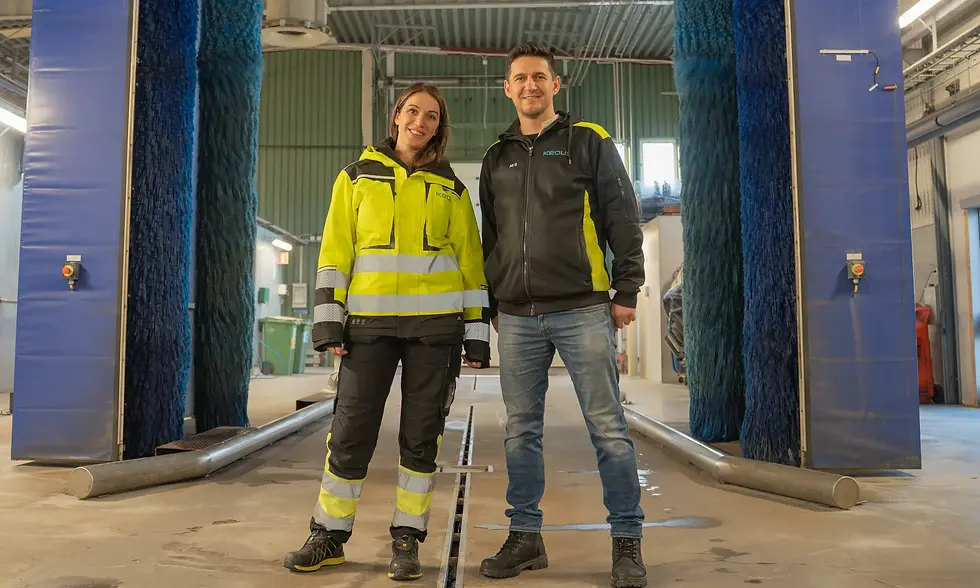 Keolis servicehall i Göteborg – buss genomgår utvändig tvätt på depån