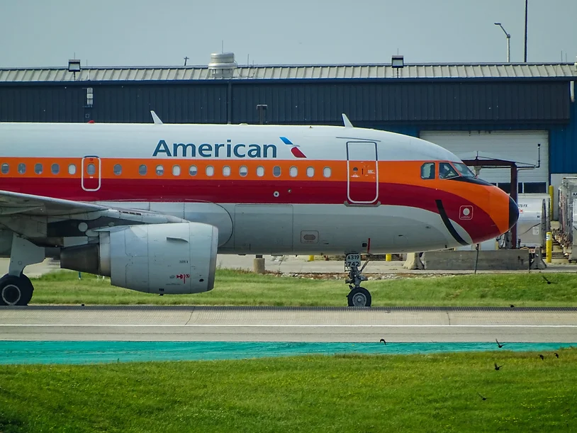 Motel Agency-Blogg image of american airlines plane on runway