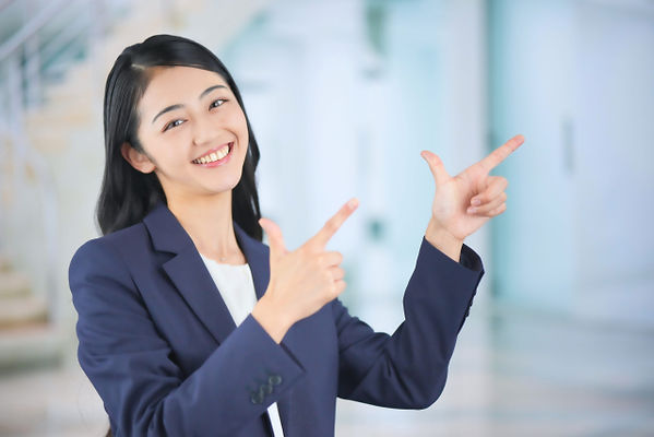 上を指さす女性