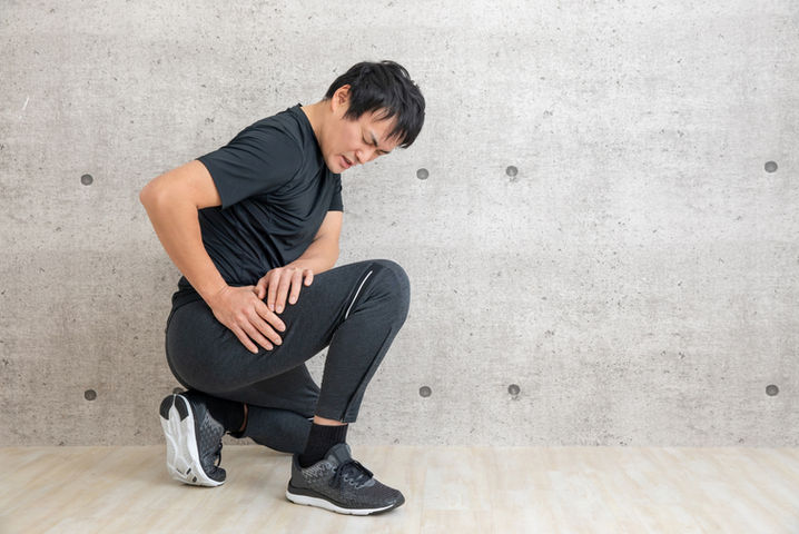 股関節を痛めた男性