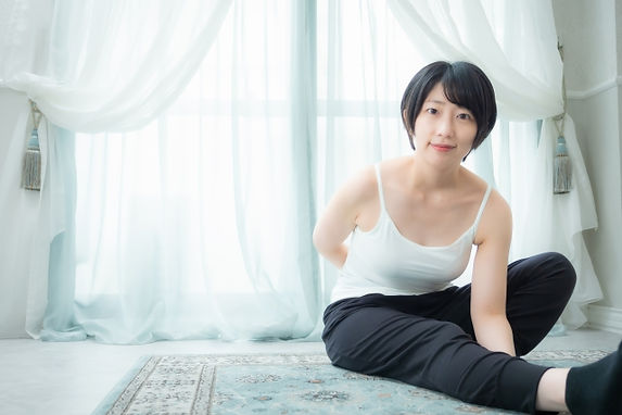 股関節・膝関節に痛みのある女性