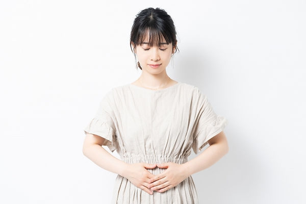 お腹をおさえる妊婦