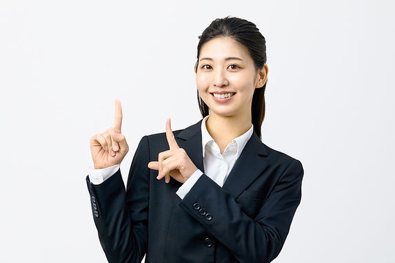 上のテキストを指さす女性