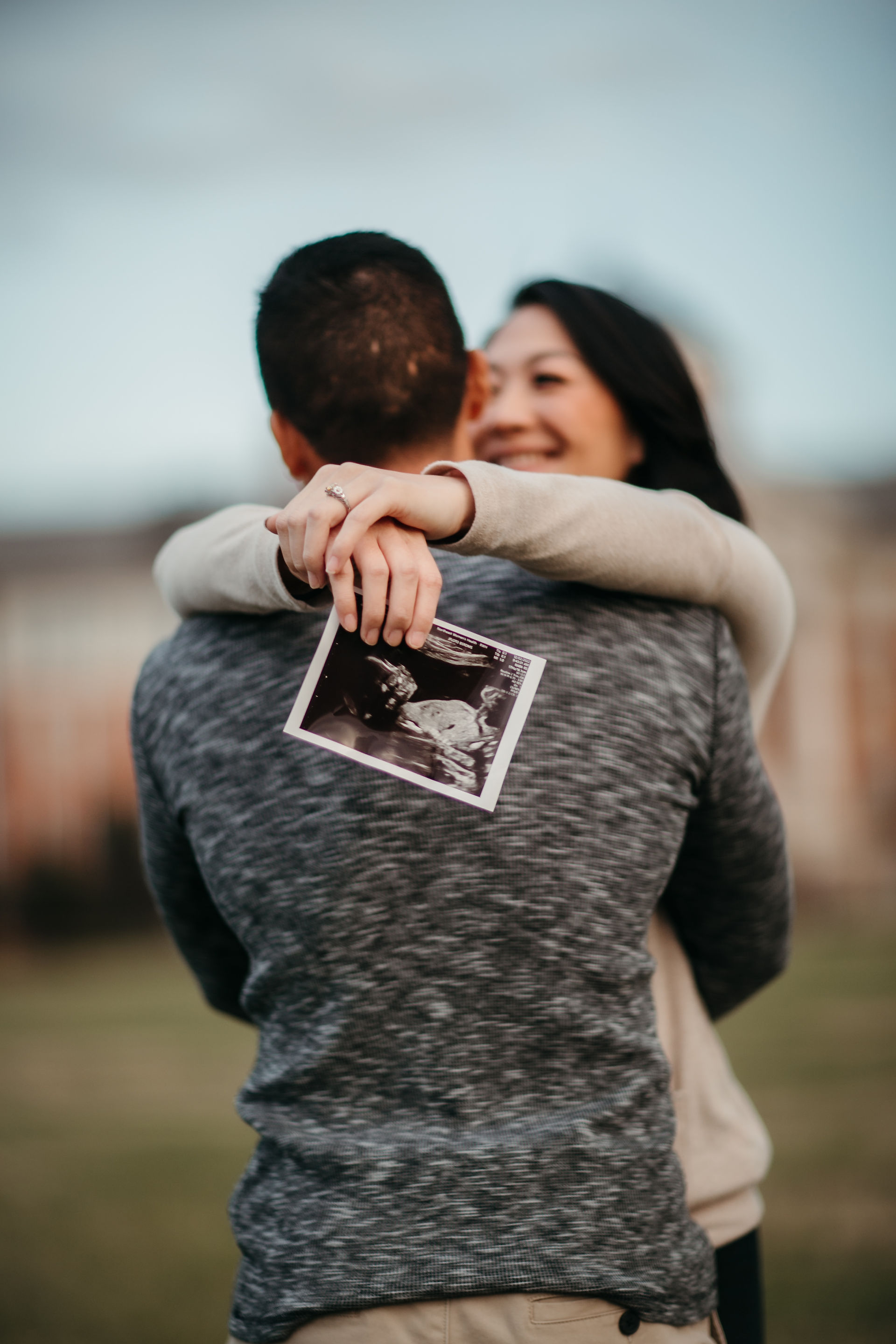 maternity announcement session with sonography pose idea