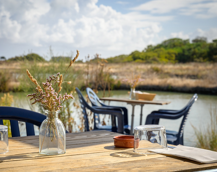 Table en terrasse à la Cabane du Grouin sur l’île de Ré